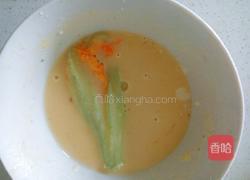 酥炸南瓜花的做法图解3