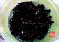 木耳炒鸡肉的做法图解2