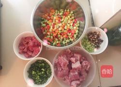 腊肠排骨电饭煲焖饭的做法图解1