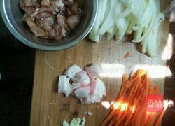 洋葱胡萝卜炒肉的做法图解1