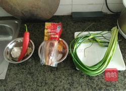 蒜芯炒腊肉的做法图解1