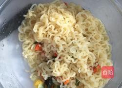 凉拌方便面的做法图解3