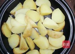 塔吉锅版土豆焖鸡腿的做法图解3