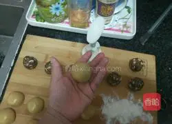 Illustration of how to make mooncakes with five kernel fillings 12