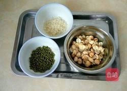 莲子绿豆粥的做法图解1