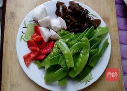 荷兰豆炒鱼丸的做法图解2