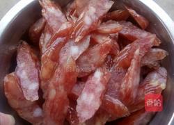 腊肠炒尖椒的做法图解1