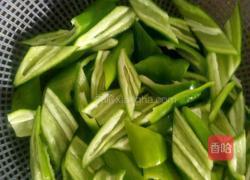 腊肠炒尖椒的做法图解2