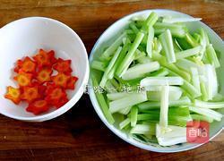 红萝卜芹菜拼盘的做法图解1