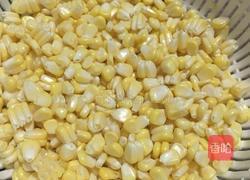 青椒炒玉米的做法图解1