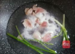 鸡腿烧毛豆的做法图解2