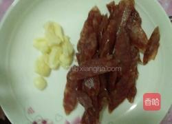 荷兰豆炒腊肠的做法图解1
