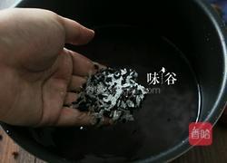 红枣桂圆黑米粥的做法图解2