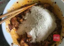 Illustration of how to make steamed pork with three potato flour 4
