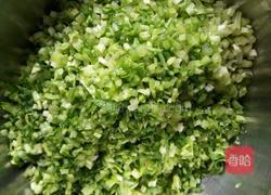 猪肉芹菜馅饺子的做法图解1