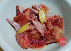 香菇焖鸡的做法图解1