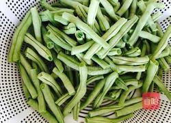 猪肉皮炖豆角、土豆～的做法图解1