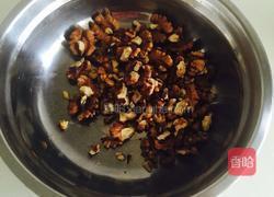 芹菜炒核桃仁的做法图解1