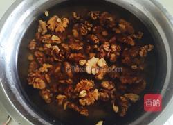 芹菜炒核桃仁的做法图解2