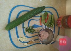 青瓜椒炒瘦肉的做法图解1