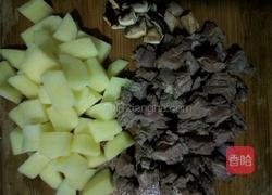 牛肉土豆香菇饭的做法图解1