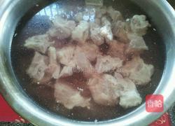 玉米排骨汤的做法图解1