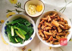 蒜苗炒鸭郡把的做法图解2