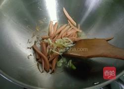 酸黄瓜炒火腿的做法图解3