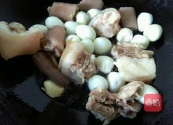 鹌鹑蛋猪尾煲的做法图解8