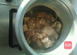 木耳菱角玉米骨头汤的做法图解3