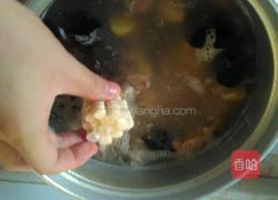 木耳菱角玉米骨头汤的做法图解9