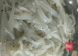 银鱼煎蛋的做法图解1