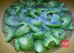 糖醋拌苦瓜的做法图解3