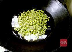 毛豆炒肉的做法图解1