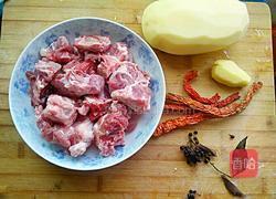 红烧排骨土豆的做法图解1