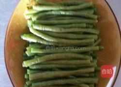 蒜蓉豇豆的做法图解1