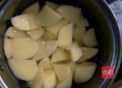 土豆炖圆茄子的做法图解2