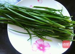 绿豆芽炒韭菜的做法图解1