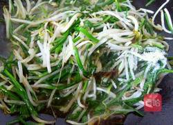 绿豆芽炒韭菜的做法图解9