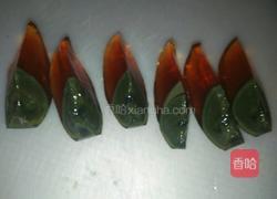 皮蛋拌豆腐的做法图解1