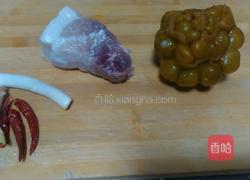 榨菜炒肉丝的做法图解1
