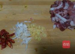 榨菜炒肉丝的做法图解2