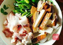 豆腐干炒肉的做法图解1
