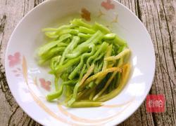 尖椒炒鸡蛋的做法图解1