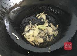 胡萝卜炒木耳的做法图解3