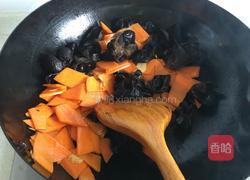 胡萝卜炒木耳的做法图解5
