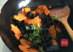 胡萝卜炒木耳的做法图解7