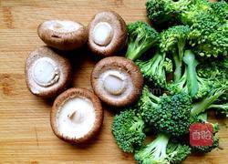 香菇西兰花的做法图解2