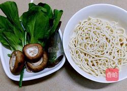 香菇虾仁面的做法图解1