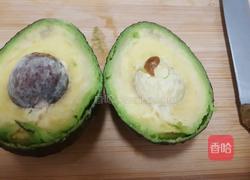 香蕉牛油果奶昔的做法图解1